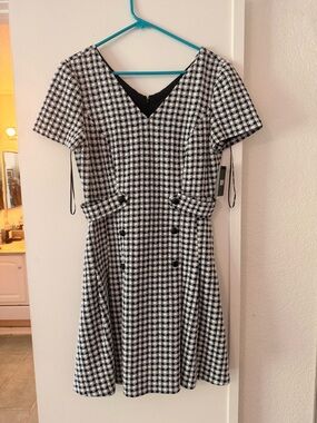 DKNY Black White Checkered Fit & Flare Dress Size 10 NWT Short Sleeve V-Neck